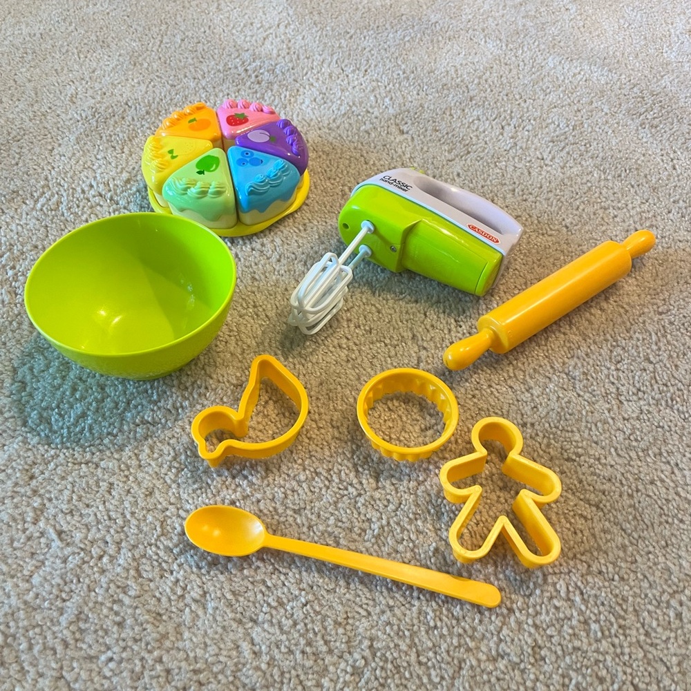 Casdon Little Cook Mix ‘n’ Bake Play Set with cake toy